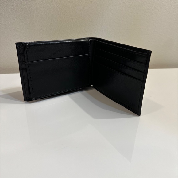 Men's Dockers Wallet - Picture 2 of 3